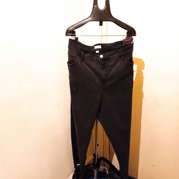 Ava & Viv Women's Washed Black Jeans With Raw Hem - Picture 2 of 9